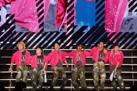 　ツアー初日のステージで盛り上がりを作ったＧＥＮＥＲＡＴＩＯＮＳの（左から）白濱亜嵐、佐野玲於、片寄涼太、数原龍友、中務裕太、小森隼