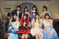 　ポーズを決める（前列左から）礒部花凜、鈴木杏奈、山崎玲奈、其原有沙、（後列左から）竹内夢、鷲見友美ジェナ、花耶、倉知玲鳳