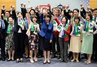 　自民党総裁選の出陣式で気勢を上げる高市前経済安保相（中央）