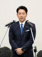 　自民党総裁選の出陣式であいさつする小泉農相