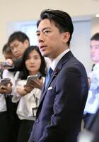 　記者団の取材に応じる小泉農相