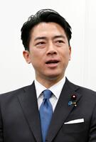 　記者団の取材に応じる小泉農相