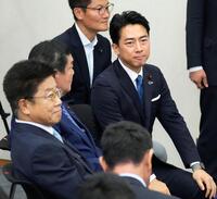 　自民党総裁選の出陣式に臨む小泉農相（右）