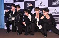 　結成後初お披露目＆初記者会見を行ったＳＴＡＲＧＬＯＷの（左から）ＡＤＡＭ、ＴＡＩＫＩ、ＲＵＩ、ＧＯＩＣＨＩ、ＫＡＮＯＮ（撮影・開出牧）