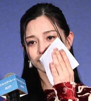 　舞台あいさつで涙を流す中条あやみ（撮影・開出牧）