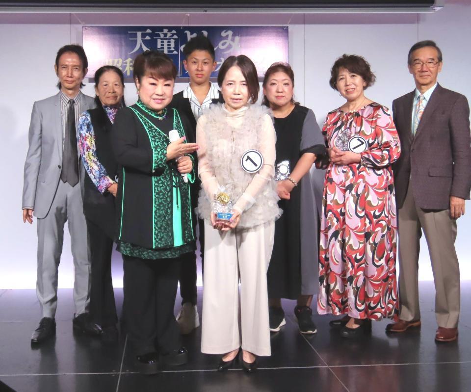 　「昭和百年・カラオケ大会」優勝者を祝福する天童よしみ（前列左）