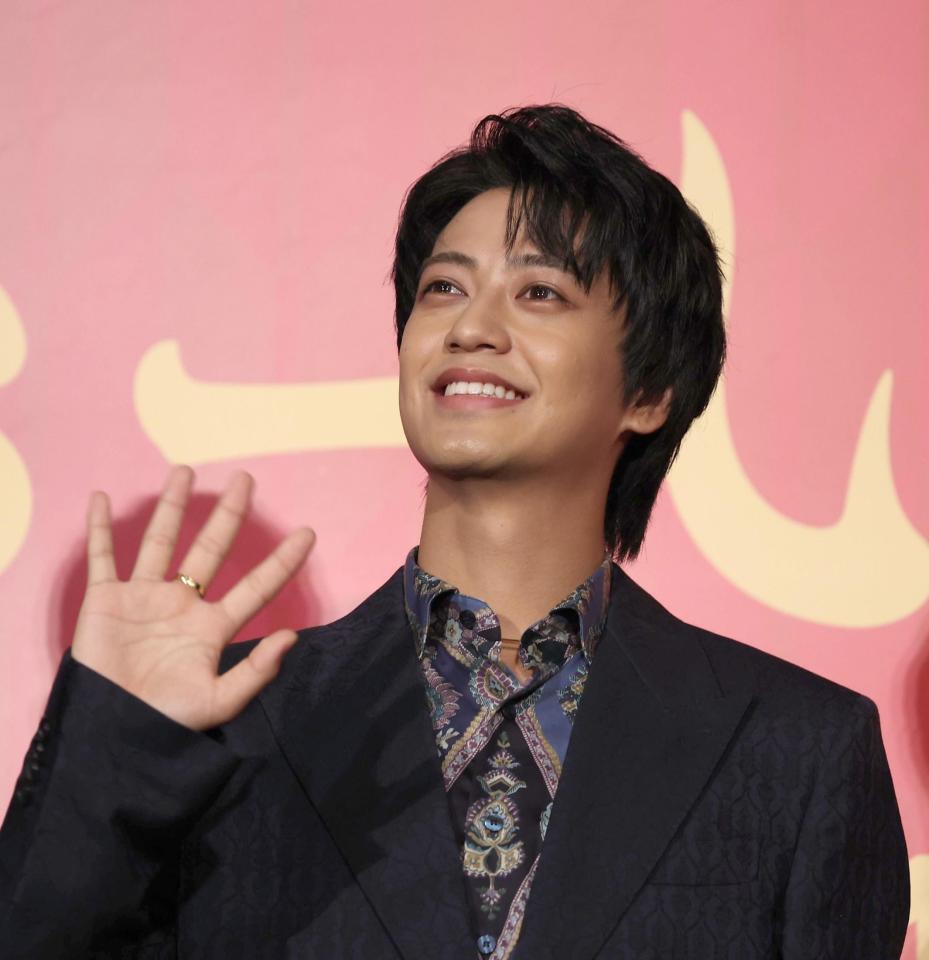 　手を振る高橋海人（撮影・佐々木彰尚）