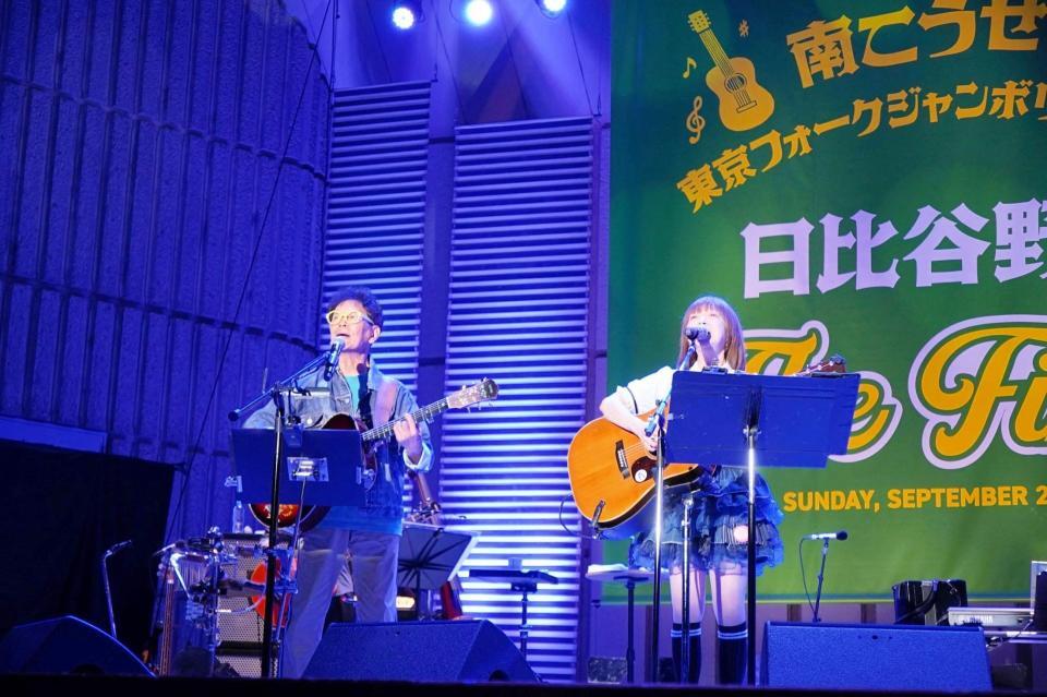 　「東京フォークジャンボリーｉｎ野音～日比谷野音　Ｔｈｅ　Ｆｉｎａｌ」で熱演する南こうせつ（左）とイルカ