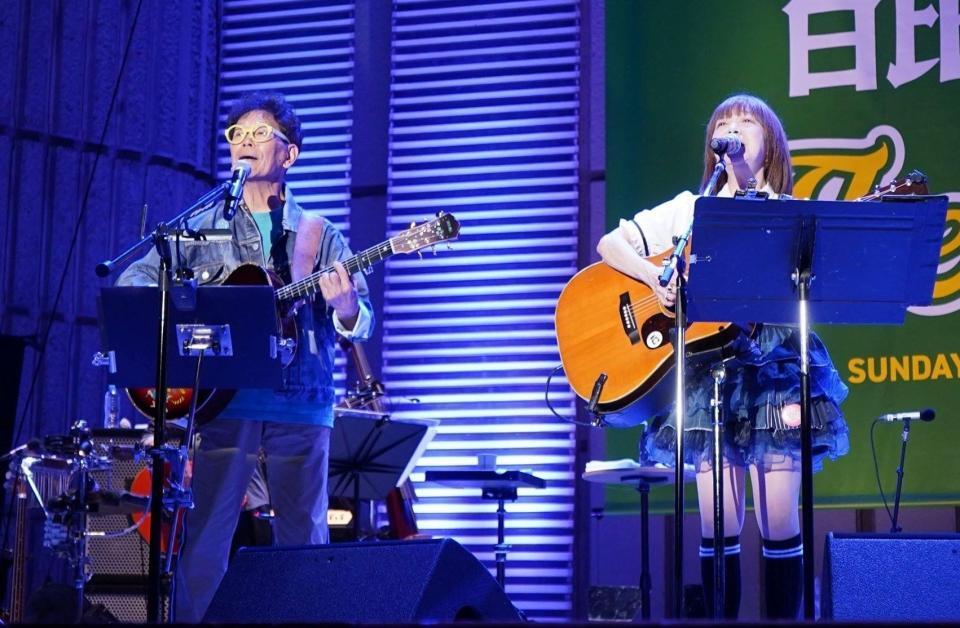 　熱演する南こうせつ（左）とイルカ