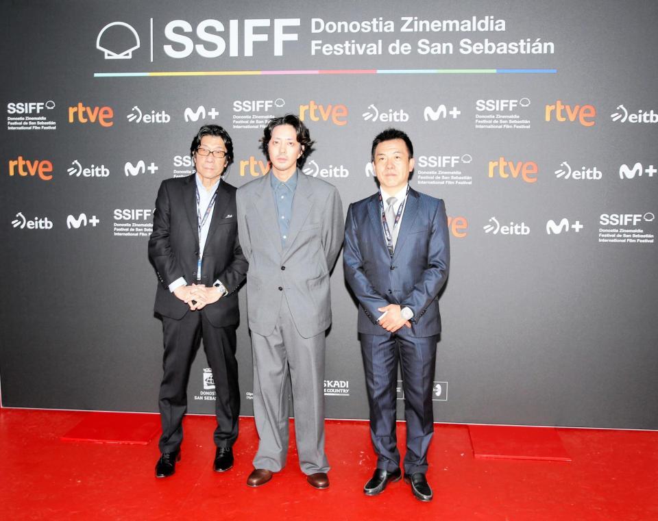 　サン・セバスティアン国際映画祭に参加した（左から）阪本順治監督、若葉竜也、田部井進也氏　©２０２５「てっぺんの向こうにあなたがいる」製作委員会