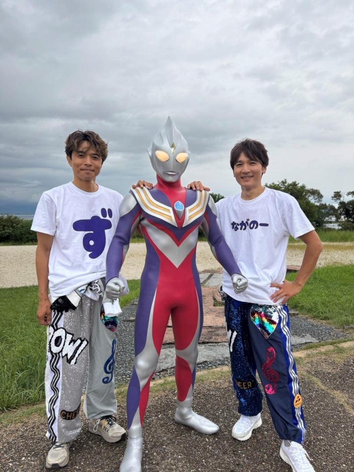 　「イナズマロック　フェス　２０２５」に出演したながのーずの井ノ原快彦（左）と長野博（右）とウルトラマンティガ　©イナズマロックフェス　２０２５　実行委員会
