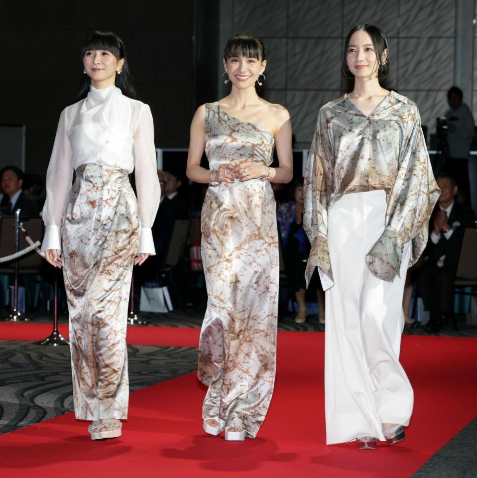 　笑顔で登場するＰｅｒｆｕｍｅの（左から）かしゆか、あ～ちゃん、のっち＝２４年