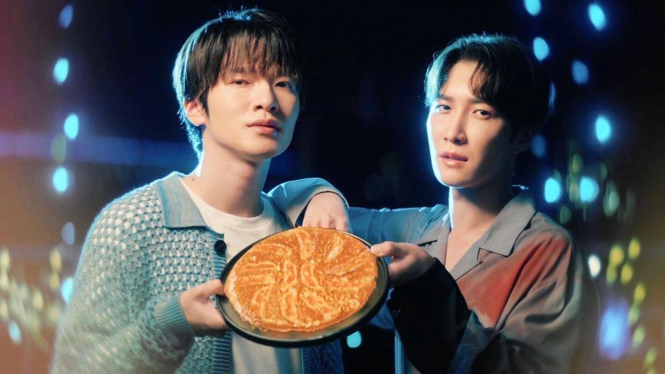 　「大阪王将」新ＣＭに出演する　Ｓｎｏｗ　Ｍａｎの深澤辰哉（左）と渡辺翔太