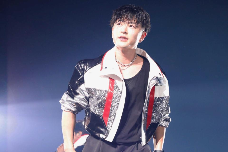 　初日のステージに立った佐野玲於