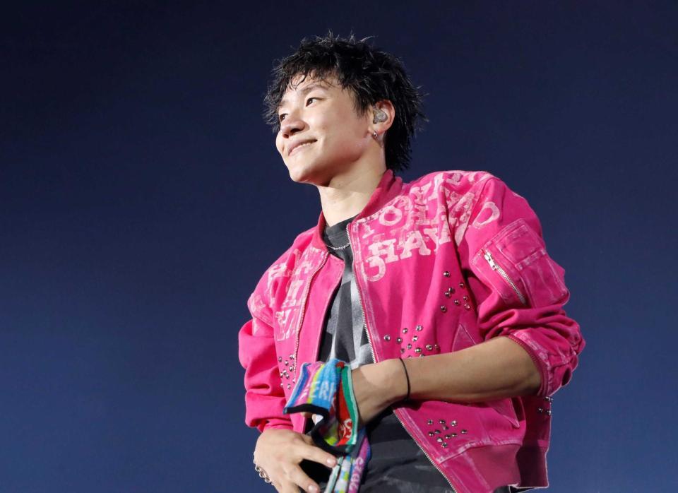 　初日のステージで笑顔を浮かべる小森隼