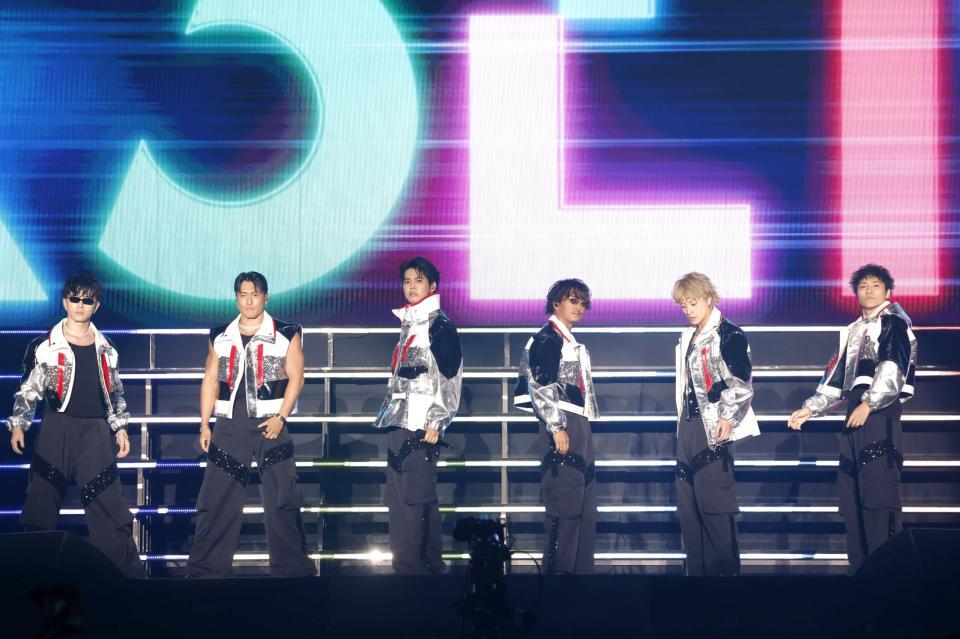 　アリーナツアー初日のステージに登場したＧＥＮＥＲＡＴＩＯＮＳの（左から）佐野玲於、中務裕太、片寄涼太、数原龍友、白濱亜嵐、小森隼