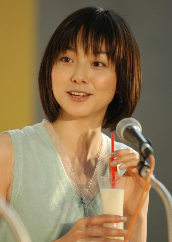 本上まなみ＝２００４年撮影