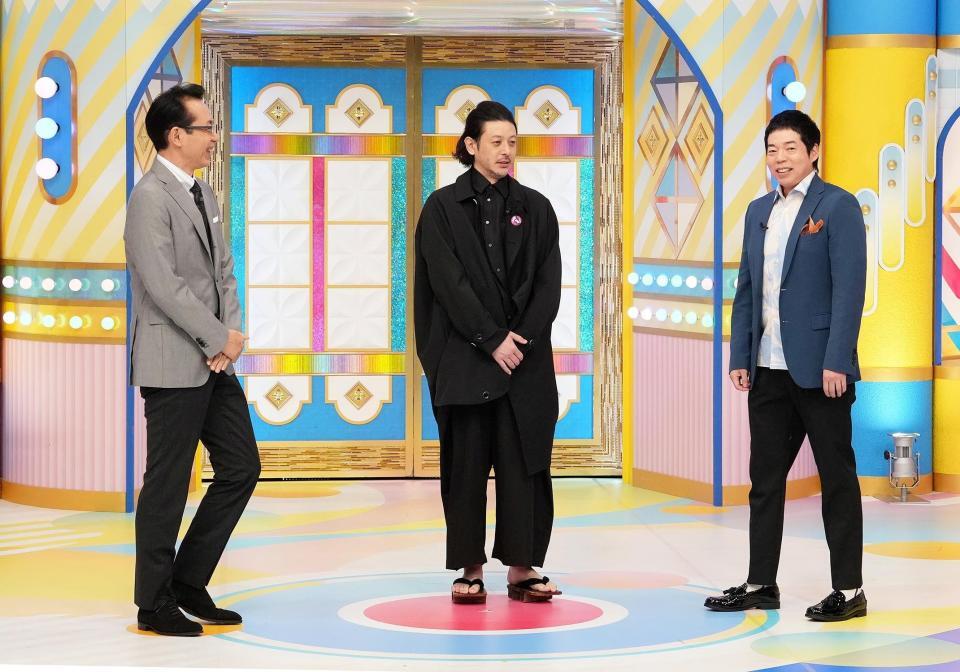 　「開運！なんでも鑑定団」でお宝の鑑定を依頼したオダギリジョー（中央）と福澤朗（左）、今田耕司　©テレビ東京