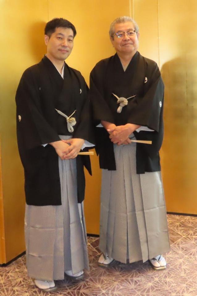 　真打昇進が決まった立川志の彦（左）と師匠の立川志の輔