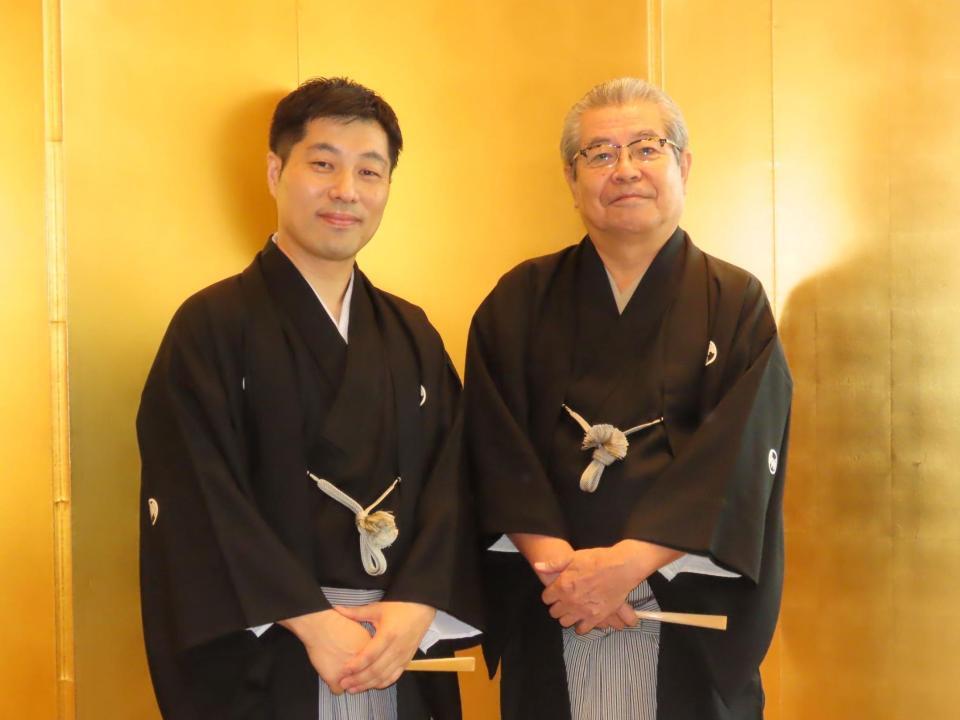 　真打昇進が決まった立川志の彦（左）と師匠の立川志の輔