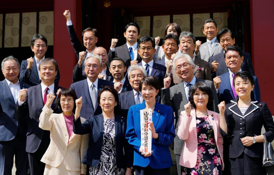 　日枝神社を参拝し、記念写真に納まる高市前経済安保相（前列中央）