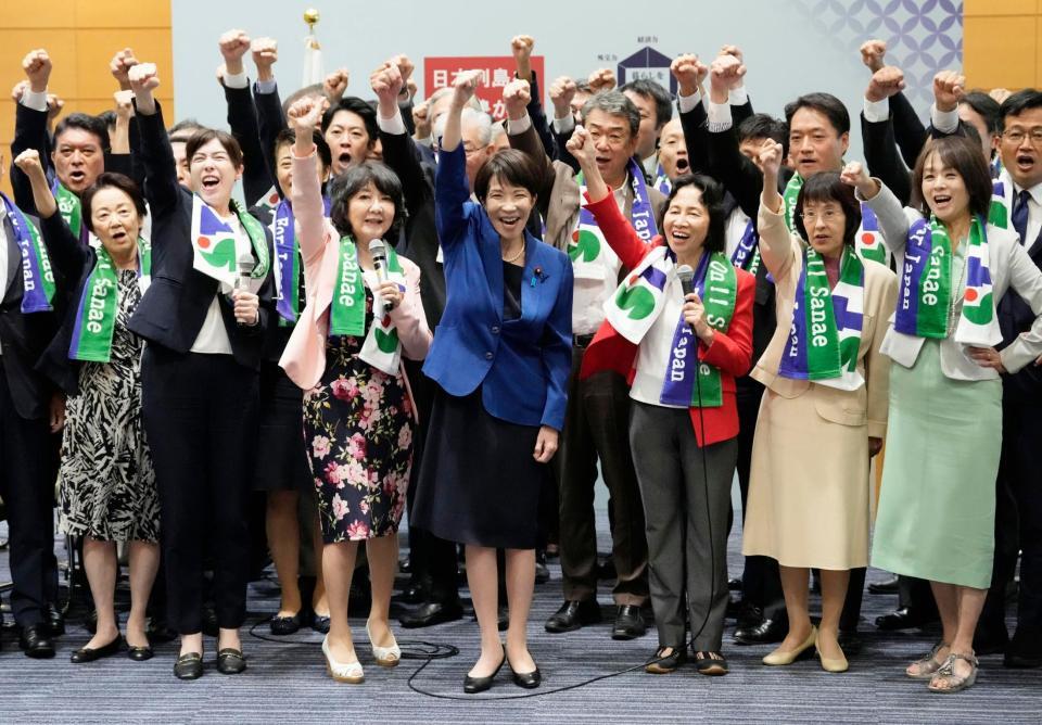 　自民党総裁選の出陣式で気勢を上げる高市前経済安保相（中央）