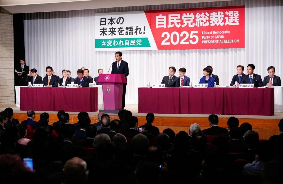 　自民党総裁選の所見発表演説会に臨む立候補者。（前列左から）小林元経済安保相、茂木前幹事長、（１人おいて）林官房長官、高市前経済安保相、小泉農相