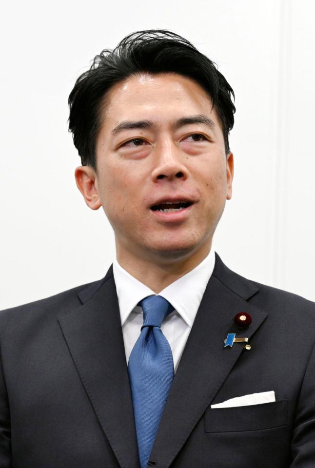 　記者団の取材に応じる小泉農相
