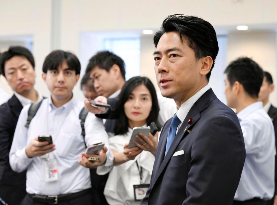 　記者団の取材に応じる小泉農相