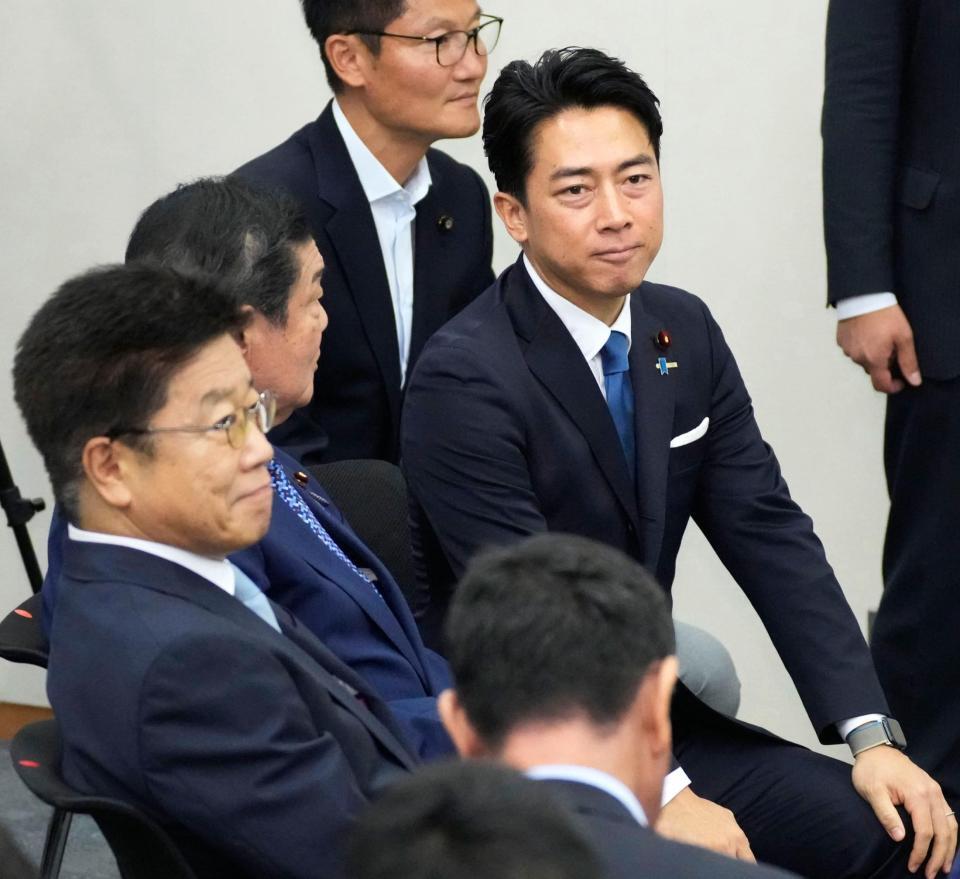 　自民党総裁選の出陣式に臨む小泉農相（右）