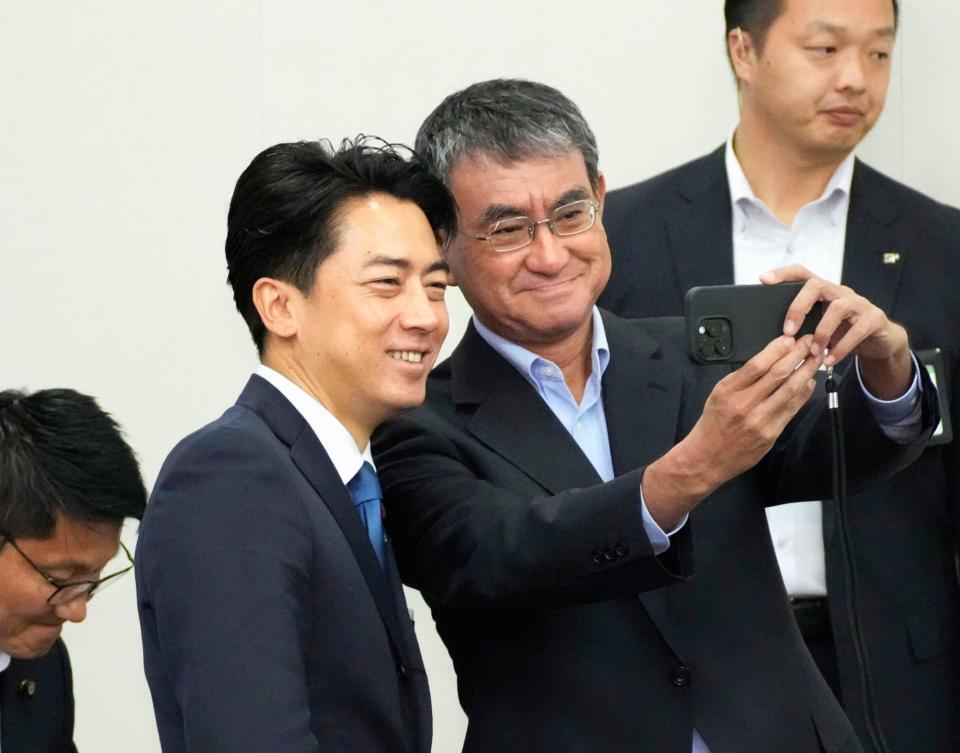 　自民党総裁選の出陣式を前に河野前デジタル相（右）と記念写真を撮る小泉農相