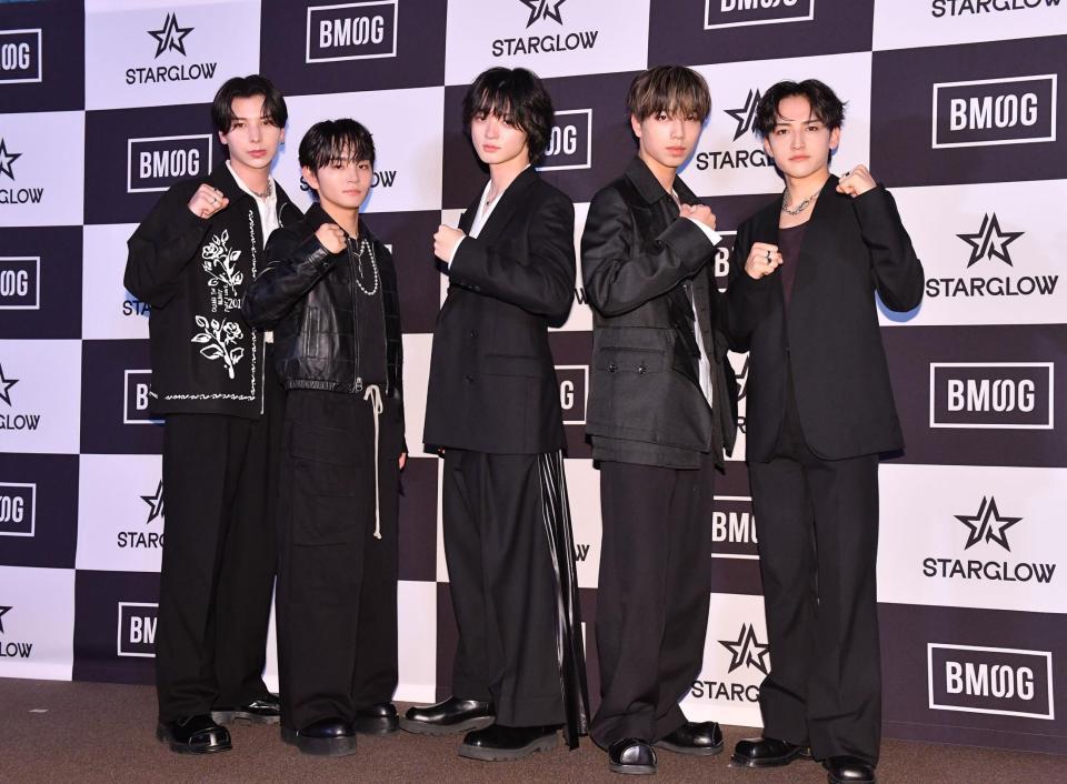 　結成後初お披露目＆初記者会見を行ったＳＴＡＲＧＬＯＷの（左から）ＡＤＡＭ、ＴＡＩＫＩ、ＲＵＩ、ＧＯＩＣＨＩ、ＫＡＮＯＮ（撮影・開出牧）
