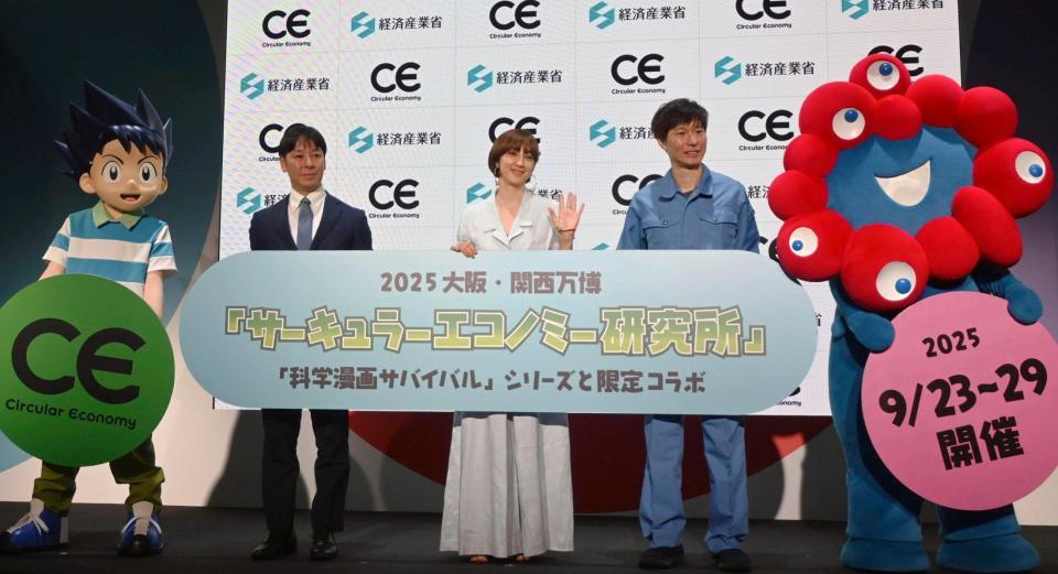 　内覧会に参加した滝川クリステル（中央）ら