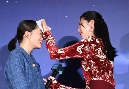 　舞台あいさつで池端杏慈（左）の汗をハンカチでふく中条あやみ（撮影・開出牧）