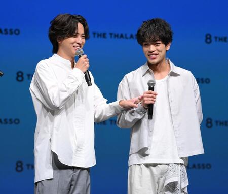 　トーク中の擬音が多い原嘉孝（右）にツッコむ寺西拓人（撮影・伊藤笙子）