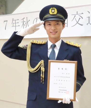 青山新　一日警察署長制服姿で熱唱「新鮮な気持ちで歌わせていただいております」女性ファン歓声