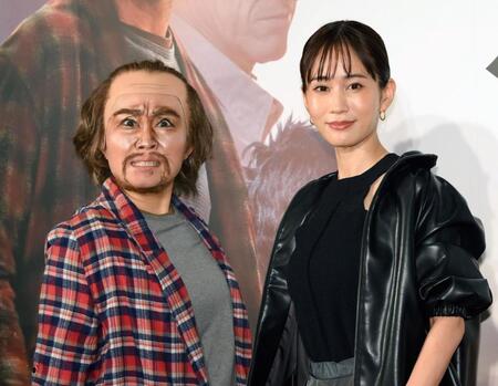 　レオナルド・ディカプリオに扮（ふん）したキンタロー。（左）と前田敦子（撮影・堀内翔）