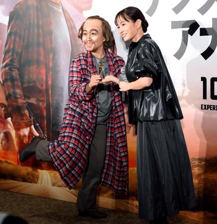 　レオナルド・ディカプリオに扮（ふん）したキンタロー。（左）にミニチュアのオスカー像を手渡す前田敦子（撮影・堀内翔）