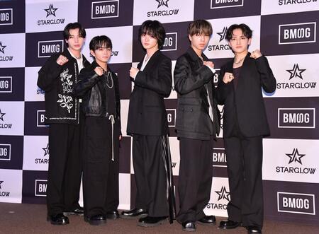 　結成後初お披露目＆初記者会見を行ったＳＴＡＲＧＬＯＷの（左から）ＡＤＡＭ、ＴＡＩＫＩ、ＲＵＩ、ＧＯＩＣＨＩ、ＫＡＮＯＮ（撮影・開出牧）