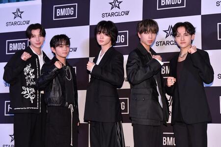 　結成後初お披露目＆初記者会見を行ったＳＴＡＲＧＬＯＷの（左から）ＡＤＡＭ、ＴＡＩＫＩ、ＲＵＩ、ＧＯＩＣＨＩ、ＫＡＮＯＮ（撮影・開出牧）