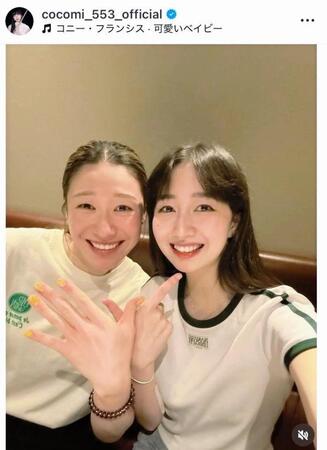 石川真佑選手（左）と。Ｃｏｃｏｍｉのインスタグラム＠ｃｏｃｏｍｉ＿５５３＿ｏｆｆｉｃｉａｌ（９月１２日付）より 