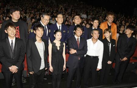 　２０１０年７月、「踊る大捜査線　ＴＨＥ　ＭＯＶＩＥ３　ヤツらを解放せよ！」公開初日。後列左から３人目が北村総一朗