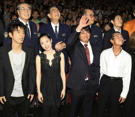 　２０１０年７月、「踊る大捜査線　ＴＨＥ　ＭＯＶＩＥ３　ヤツらを解放せよ！」公開初日。後列左から２人目が北村総一朗