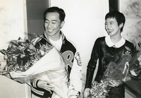 １９９３年１２月、結婚会見後、花束を手に喜びいっぱいの木梨憲武と安田成美