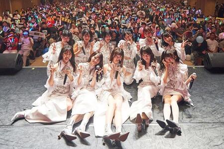 　観客と記念撮影するＷＨＩＴＥ　ＳＣＯＲＰＩＯＮ　©ＯＶＥＲＳＥ