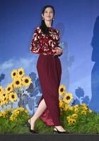 　舞台あいさつに登壇し笑顔をふりまく中条あやみ（撮影・開出牧）