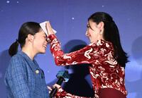 　舞台あいさつで池端杏慈（左）の汗をハンカチでふく中条あやみ（撮影・開出牧）