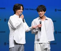 　トーク中の擬音が多い原嘉孝（右）にツッコむ寺西拓人（撮影・伊藤笙子）