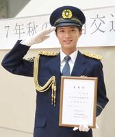 　地元の浦安市の浦安警察署一日警察署長を務めた青山新