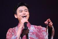 　熱唱する二見颯一